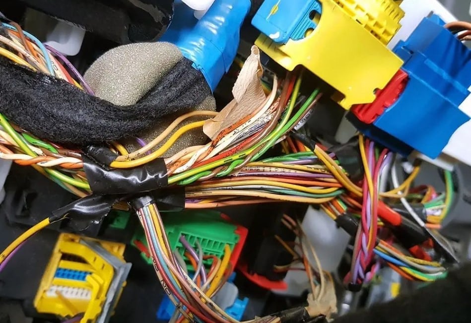 What are the most common colors used in Ford wire harnesses