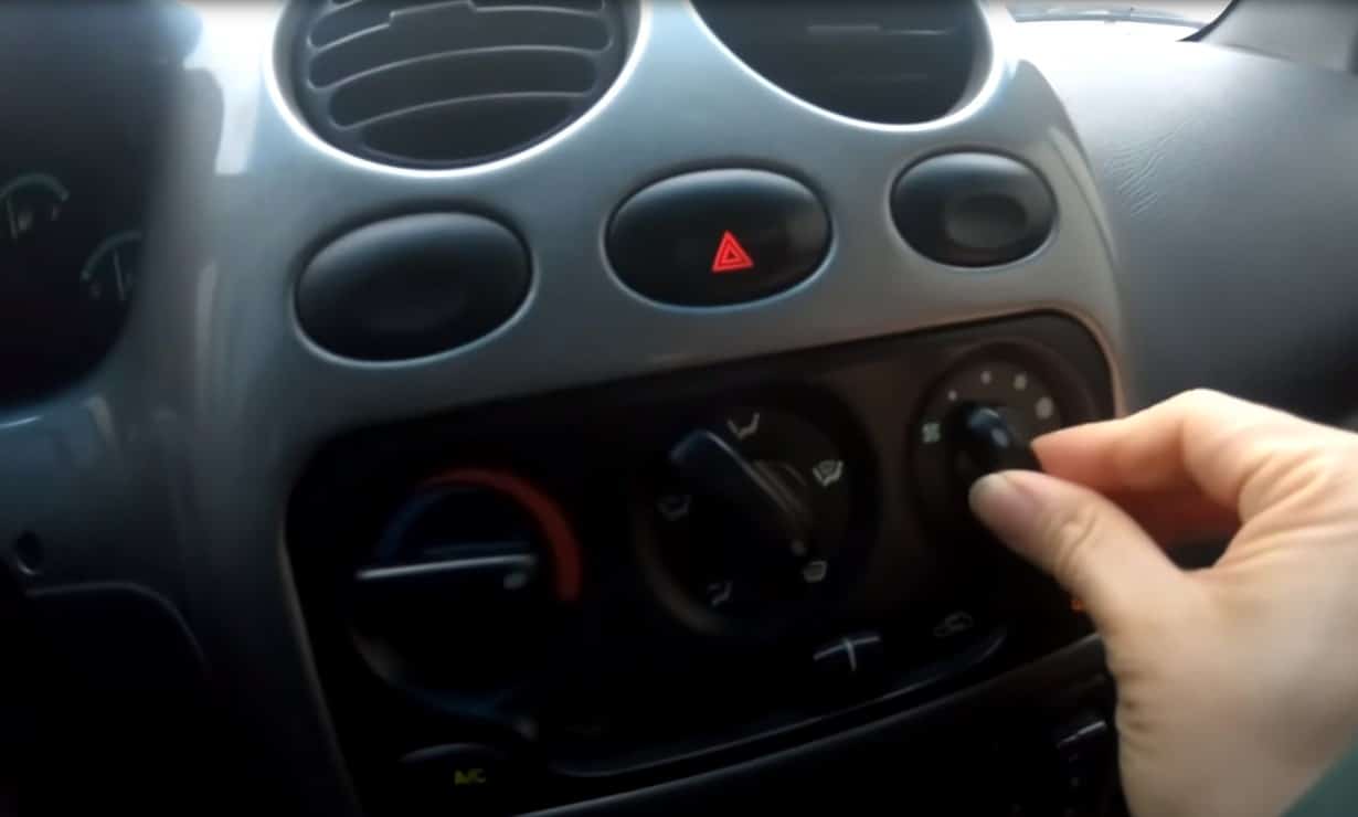 how to defog windows in a car