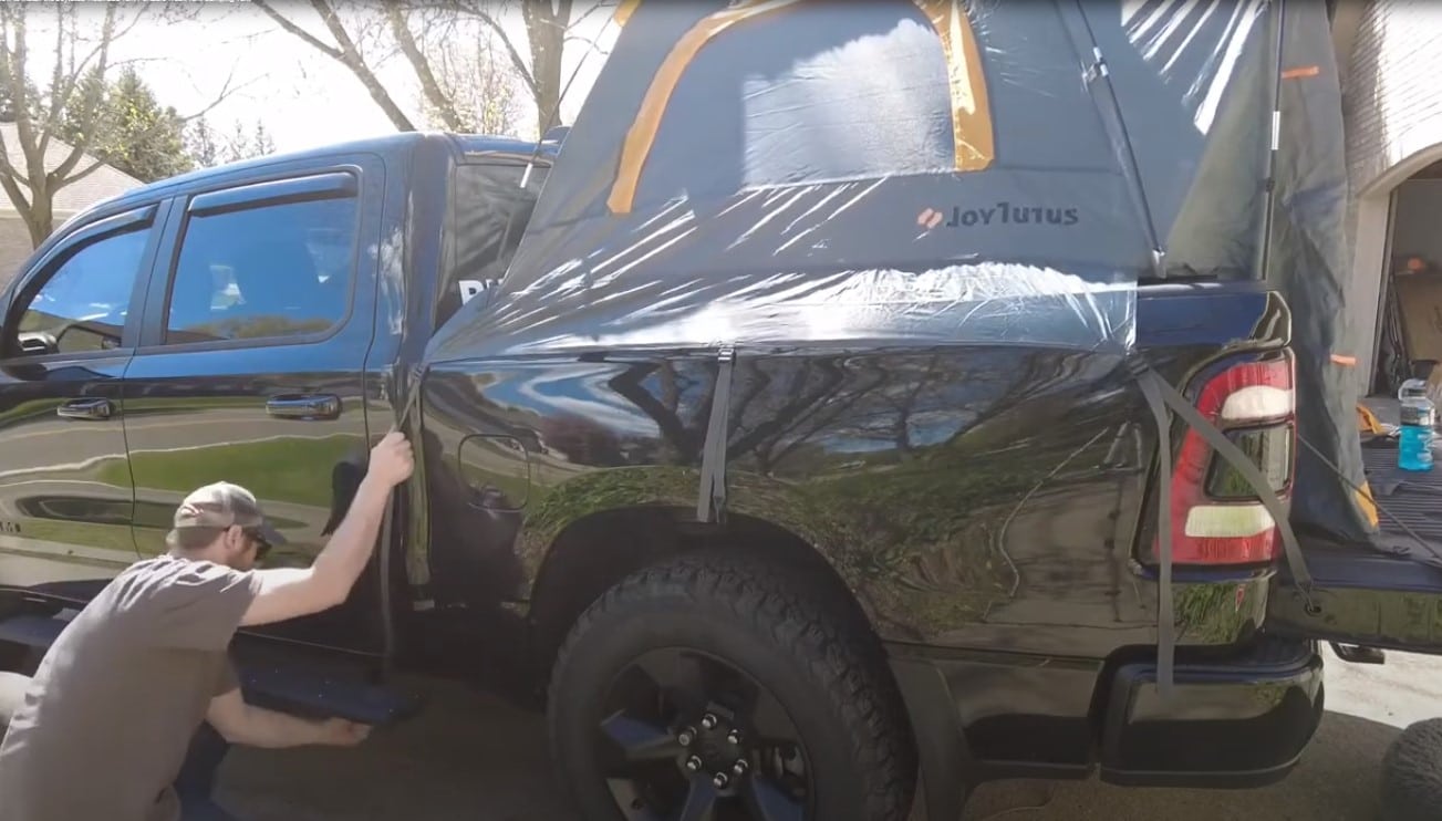 Truck bed tent perfectly fitting on a 5.5'-6' pickup truck bed